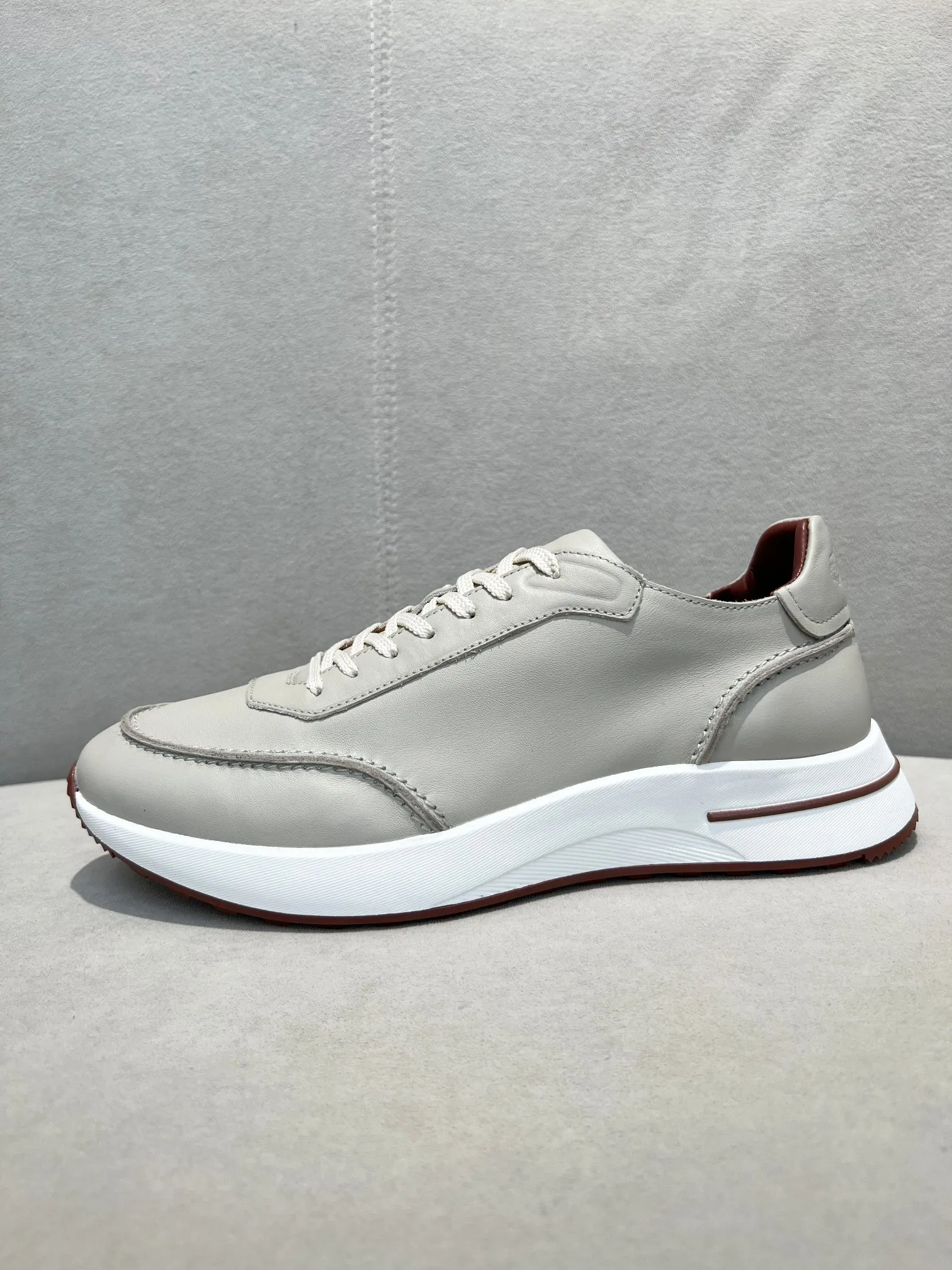 Men's Men's Shoes 💰620 👑Loro Piana* Purchase the original 1:1 copy. Founded the existing Loro Piana company on April 24, 1924. It is now the sixth generation of family business, providing high-quality products to customers who are discerning about taste and quality. Imported calfskin fabrics. The interior is made of imported A-grade water-dyed cow lining. 💝 Focus on top quality, pay for what you pay, and compare the inner details. Original authentic packaging. Code number: 39-45